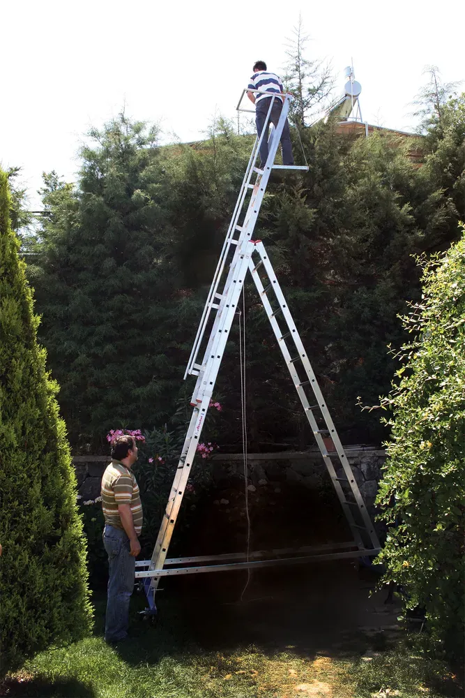 Heavy-Duty Locking Rope-Operated Extension Ladder