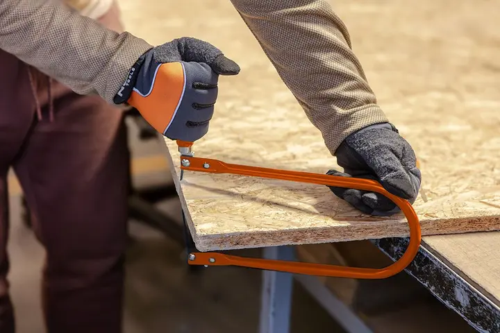 Kıl testere 140 mm, kesim derinliği 300 mm'ye kadar