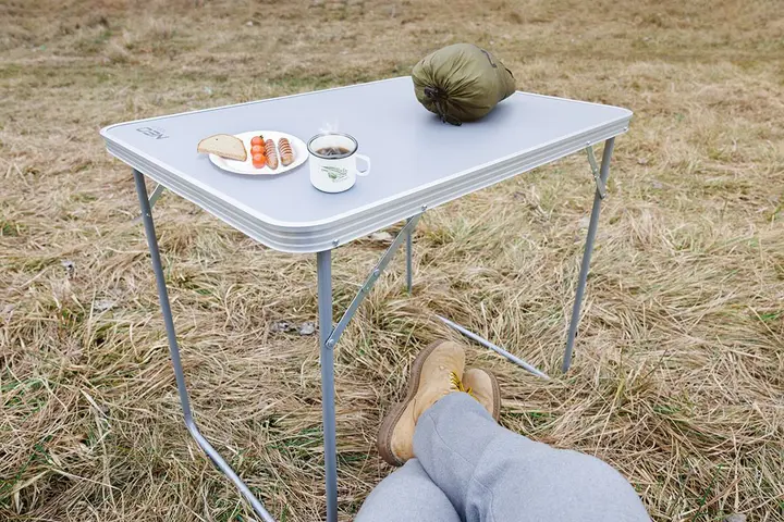 Bavul şeklinde katlanan kamp masası