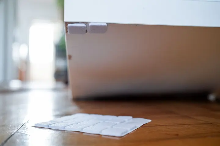 Kendinden yapışkanlı keçe pedler, beyaz