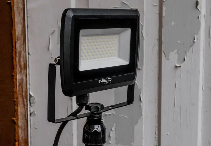 Tekli projektör 30W SMD LED 2550lm 230V, 1,8 m tripod üzerinde, kablolu