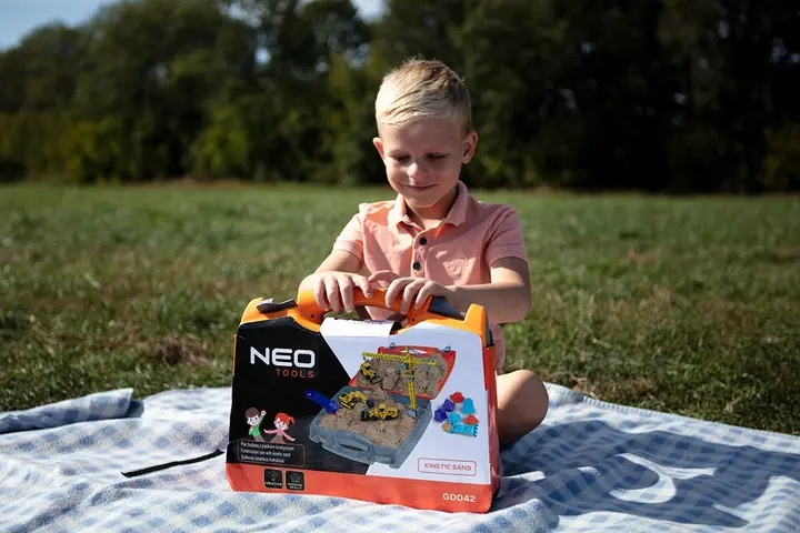 Kinetik kumlu şantiye, bavul içinde oyuncak
